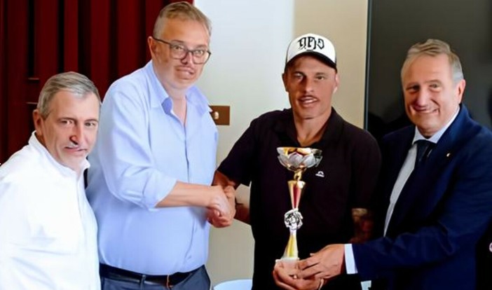 Calcio | I Veterani savonesi ricevuti in Comune: una coppa per il Memorial Lelio Speranza Calcio | I Veterani savonesi ricevuti in Comune: una coppa per il Memorial Lelio Speranza