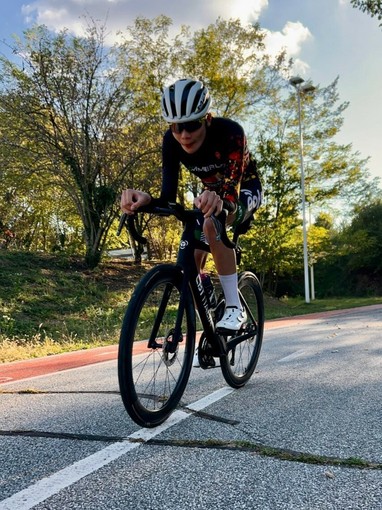 Triathlon, il giovane Gabriele Ribolzi si prepara alla nuova stagione in sella alla CBT ITALIA Mystero