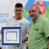 El Shaarawy con il presidente del Legino, Pietro Carella El Shaarawy con il presidente del Legino, Pietro Carella