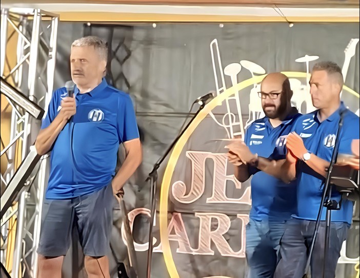 Calcio, Dego. Presentazione in piazza per la squadra biancoblu. Mignone: "Entusiasmo tangibile, condotta una campagna di mercato importante" (VIDEO) Calcio, Dego. Presentazione in piazza per la squadra biancoblu. Mignone: "Entusiasmo tangibile, condotta una campagna di mercato importante" (VIDEO)
