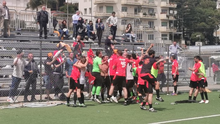 Calcio. APOTEOSI VADINO! LA SQUADRA DI MISTER GIUNTA VINCE A SANREMO ED E' PROMOSSA IN PRIMA CATEGORIA