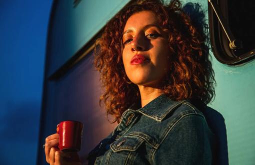 Nuovo singolo per Nevia: ecco "Favola" (Video)