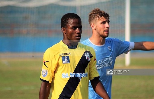 Yayah Kallon con la maglia del Savona nel derby contro la Sanremese