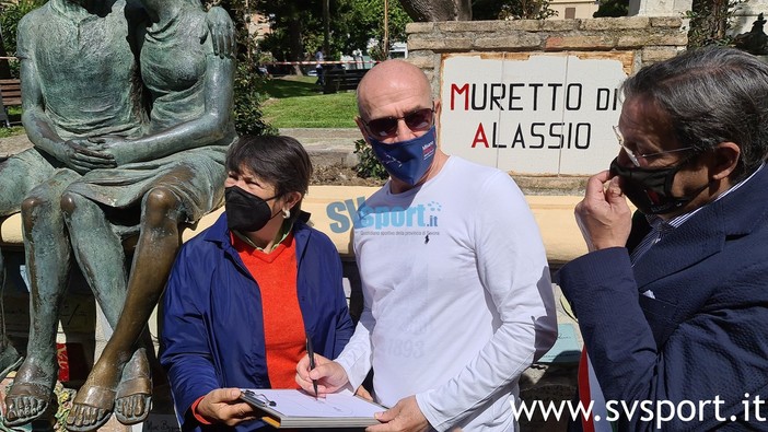 Davide Ballardini ha firmato la piastrella del Muretto di Alassio: "Un messaggio di addio o arrivederci ai genoani? Ora dico grazie" (VIDEO)