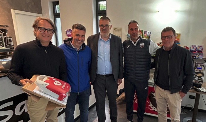 Calcio | Savona. Mc Donald's dona un defibrillatore alla società biancoblu: "Uno strumento prezioso per la sicurezza del nostro vivaio"