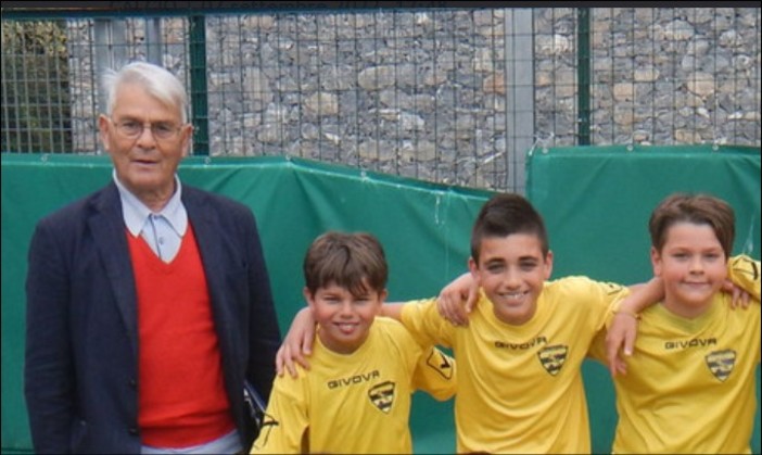 Giovanni Mialich con i bimbi della Baia Alassio