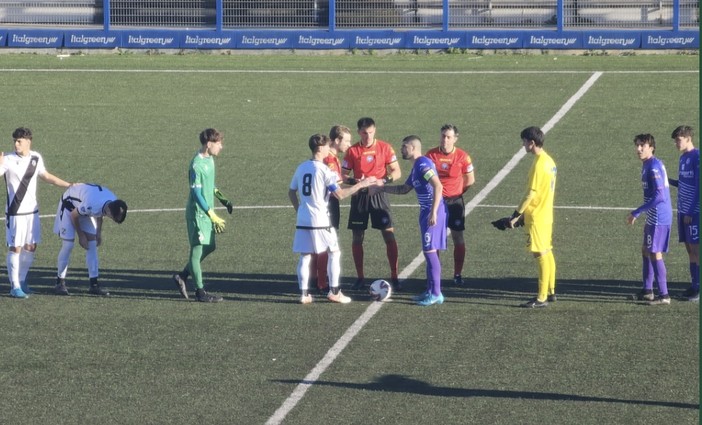 Calcio. Al Ligorna bastano le marce basse contro un'Albenga non pervenuta, i genovesi vincono 3-0 al Riva Calcio. Al Ligorna bastano le marce basse contro un'Albenga non pervenuta, i genovesi vincono 3-0 al Riva