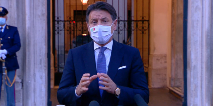 Da domani scatta l'obbligo della mascherina. Lo sport tra le poche eccezioni. Il premier Conte: "Raccomandazione ai cittadini, in famiglia e se riceviamo amici rispettiamo la distanza" Da domani scatta l'obbligo della mascherina. Lo sport tra le poche eccezioni. Il premier Conte: "Raccomandazione ai cittadini, in famiglia e se riceviamo amici rispettiamo la distanza"