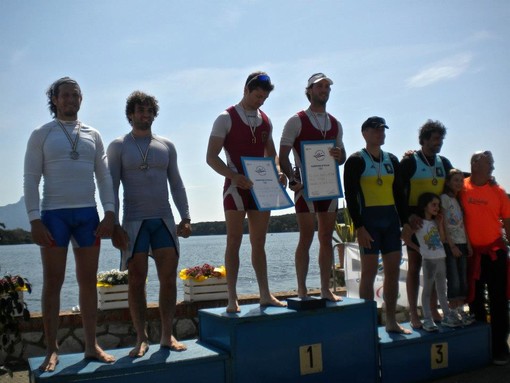 Claudio e Checcucci e Manfredi Rizza sul secondio gradino del podio Claudio e Checcucci e Manfredi Rizza sul secondio gradino del podio