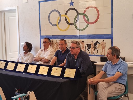 Calcio. Il Coni Savona ha celebrato le società promosse, per loro una targa speciale Calcio. Il Coni Savona ha celebrato le società promosse, per loro una targa speciale