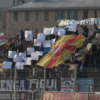 Calcio, Albenga. La Gradinata Sud al fianco delle altre tifoserie organizzate: &quot;Basta esperimenti sociali nelle curve d'Italia&quot;