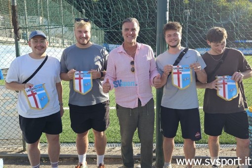 Il presidente del Ligorna, Alberto Saracco, insieme alla comitiva tedesca Il presidente del Ligorna, Alberto Saracco, insieme alla comitiva tedesca