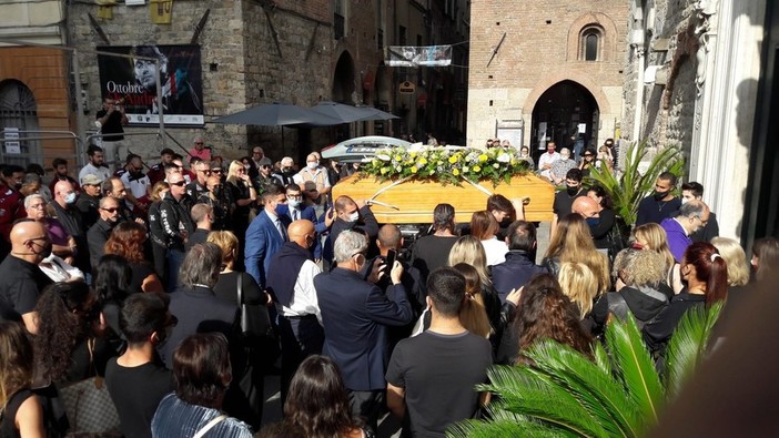 Albenga, lacrime e sgomento per l'ultimo saluto a Fausto D’Agostino (FOTO)