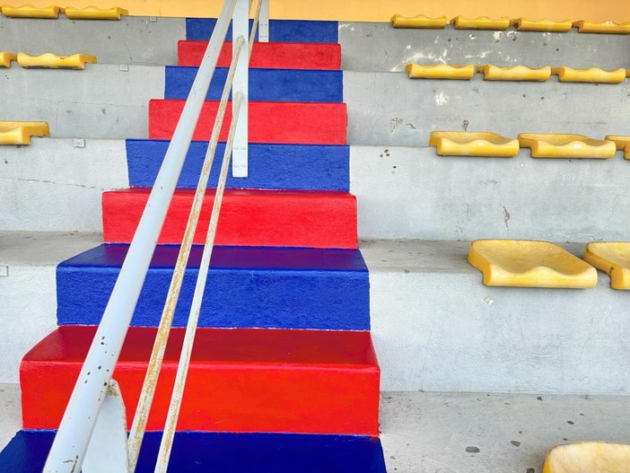 Calcio. L'Ellena scalpita per la partita che vale l'Eccellenza, anche i gradoni pitturati di rosso e blu