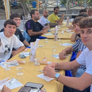 Calcio, Giusvalla. Primo summit per la squadra di mister Cavallaro, le firme dei giocatori sulla maglia numero uno