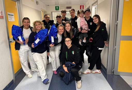 Calcio. Quaranta uova in Pediatria, visita dello Speranza all'ospedale San Paolo Calcio. Quaranta uova in Pediatria, visita dello Speranza all'ospedale San Paolo