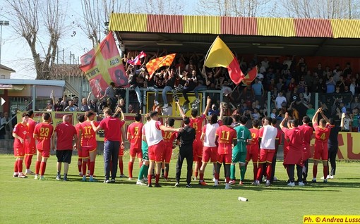Un'immagine dell'aprile scorso: i giocatori del Bra festeggiano la promozione in Serie C davanti ai propri tifosi