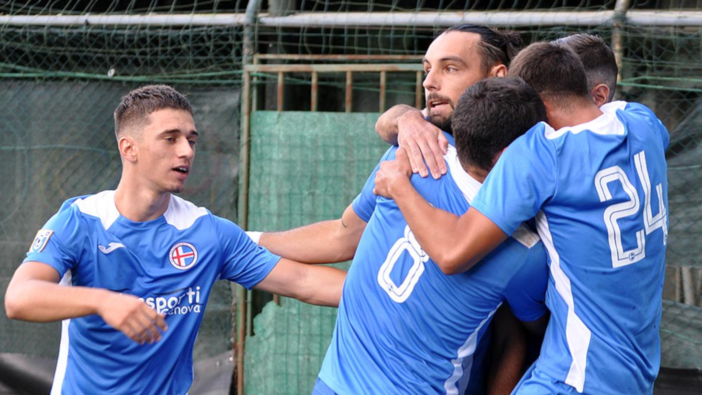 Calcio, Serie D. Turbo Donaggio trascina il Ligorna, è doppietta al Chieri: "I gol per la famiglia e la mia fidanzata, avanti con il coltello tra i denti" Calcio, Serie D. Turbo Donaggio trascina il Ligorna, è doppietta al Chieri: "I gol per la famiglia e la mia fidanzata, avanti con il coltello tra i denti"