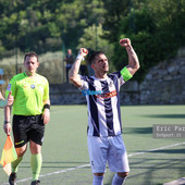 Calcio | Promozione. Gara pazza tra Finale e Savona, capitan Schirru al 96' regala tre punti pesantissimi ai biancoblu