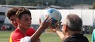 La consegna del pallone a Tommaso Piacenza