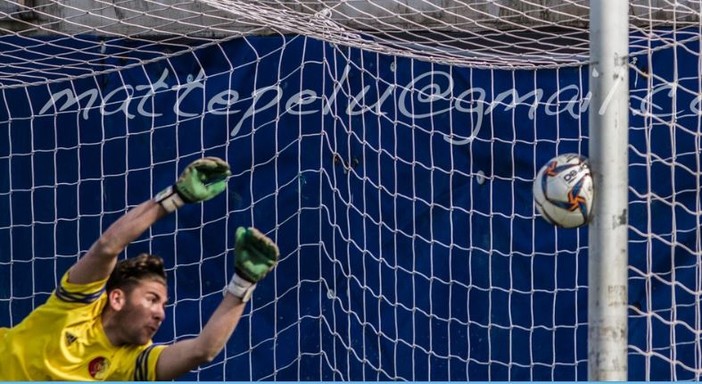 Il momento in cui la palla calciata da Licata sbatte sul palo prima di insaccarsi in porta Il momento in cui la palla calciata da Licata sbatte sul palo prima di insaccarsi in porta
