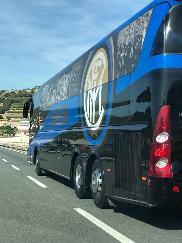 Calcio. FOTONOTIZIA. Il pullman dell'Inter in transito sull'Autostrada A10: direzione Barcellona