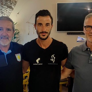 Nella foto, Thomas Mazzocca, in mezzo al Direttore Generale Enrico Vella (sulla sua destra) ed a Mister Massimo Ramoino).