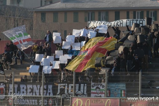 Calcio, Albenga. La Gradinata Sud al fianco delle altre tifoserie organizzate: &quot;Basta esperimenti sociali nelle curve d'Italia&quot;