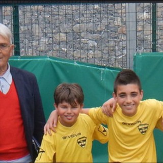 Giovanni Mialich con i bimbi della Baia Alassio