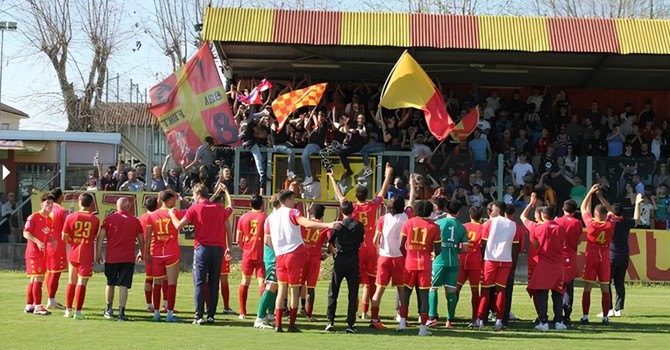 Un'immagine dell'aprile scorso: i giocatori del Bra festeggiano la promozione in Serie C davanti ai propri tifosi Un'immagine dell'aprile scorso: i giocatori del Bra festeggiano la promozione in Serie C davanti ai propri tifosi