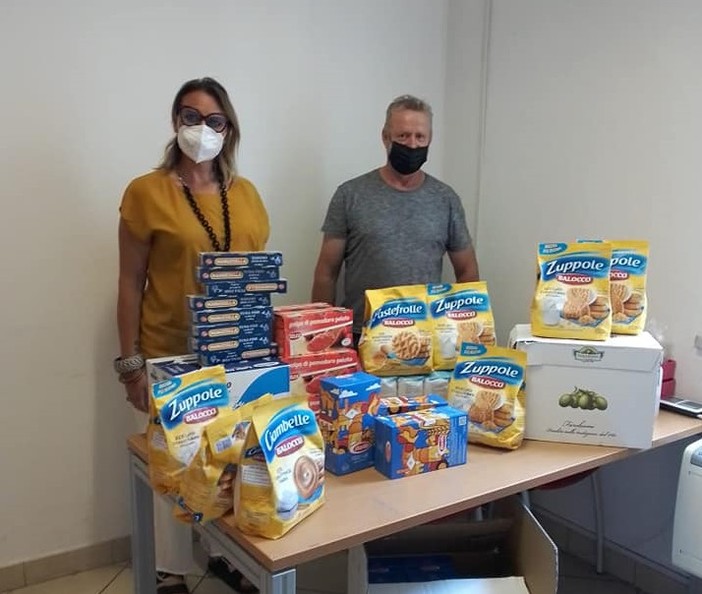 Calcio, Pietra Ligure. I fondi raccolti nell'amichevole con la Sanremese sono stati consegnati ai servizi sociali cittadini