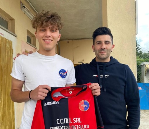 Calciomercato. Mirko Olivieri diventa rossoblu, l'ex Cengio riparte dalla Rocchettese Calciomercato. Mirko Olivieri diventa rossoblu, l'ex Cengio riparte dalla Rocchettese