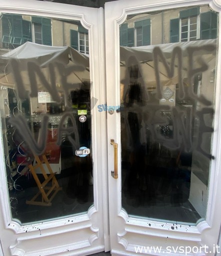 Calcio, Albenga. Imbrattato nella notte il bar della famiglia Colla: "Infame vattene"