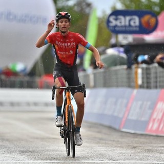 Gino Mader, cuore svizzero che il giorno dopo la caduta del suo capitano Landa trionfa ad Ascoli dedicandogli la vittoria (foto tratta dalla pagina Facebook ufficiale del Giro)