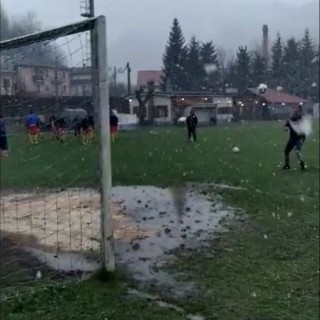 Calcio. Riscaldamento sotto la neve a Calizzano, il match con il Plodio dovrebbe quantomeno iniziare regolarmente (VIDEO)