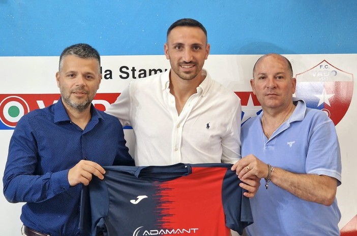 Calcio, Vado. Bomber Alfiero scalpita: "Dopo il contatto con il Vado non ho cercato altre soluzioni. Il potenziale è ottimo, ma bisogna lavorare per diventare squadra" Calcio, Vado. Bomber Alfiero scalpita: "Dopo il contatto con il Vado non ho cercato altre soluzioni. Il potenziale è ottimo, ma bisogna lavorare per diventare squadra"