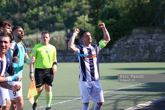 Calcio | Promozione. Gara pazza tra Finale e Savona, capitan Schirru al 96' regala tre punti pesantissimi ai biancoblu