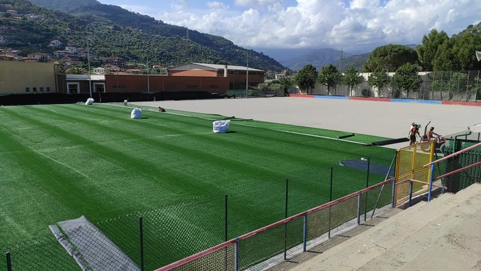 Calcio, Camporosso. E' finalmente iniziata la posa del manto in sintetico, presto il nuovo centro sportivo sarà pronto Calcio, Camporosso. E' finalmente iniziata la posa del manto in sintetico, presto il nuovo centro sportivo sarà pronto
