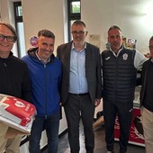 Calcio | Savona. Mc Donald's dona un defibrillatore alla società biancoblu: "Uno strumento prezioso per la sicurezza del nostro vivaio" Calcio | Savona. Mc Donald's dona un defibrillatore alla società biancoblu: "Uno strumento prezioso per la sicurezza del nostro vivaio"