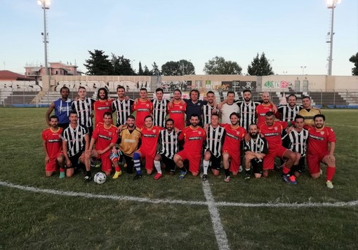 Calcio. Tutti in campo per salutare l'erba del Riva, ieri sera tanti volti noti nell'amichevole ingauna Calcio. Tutti in campo per salutare l'erba del Riva, ieri sera tanti volti noti nell'amichevole ingauna