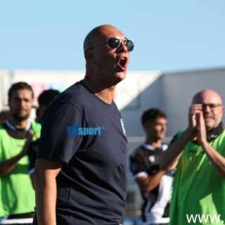 Calcio, Albenga. Fossati torna a promuovere i bianconeri: "I pulcini han messo l'elmetto, siamo usciti dal buco nero di Asti" (VIDEO) Calcio, Albenga. Fossati torna a promuovere i bianconeri: "I pulcini han messo l'elmetto, siamo usciti dal buco nero di Asti" (VIDEO)