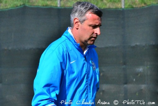 Calcio, mister Podestà del Sassello: "Le sirene? Telefonano in tanti" Calcio, mister Podestà del Sassello: "Le sirene? Telefonano in tanti"