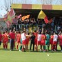 Un'immagine dell'aprile scorso: i giocatori del Bra festeggiano la promozione in Serie C davanti ai propri tifosi