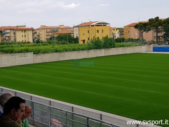 FOTONOTIZIA: Pietra Ligure, corre rapida la posa del manto in sintetico di ultima generazione