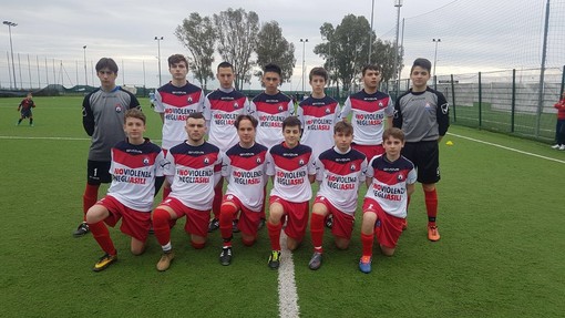 Calcio. La Loanesi contro la violenza negli asili. La leva 2002 in campo con una maglia personalizzata