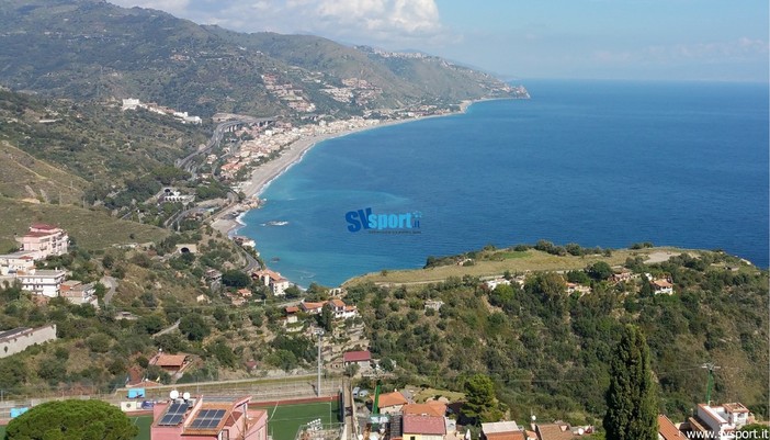 La vista dal Teatro Greco di Taormina, in basso lo stadio "Valerio Bacigalupo"