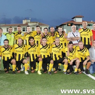 Sergio Zenari.è stato direttore sportivo della Baia, eccolo in posa in una foto di squadra