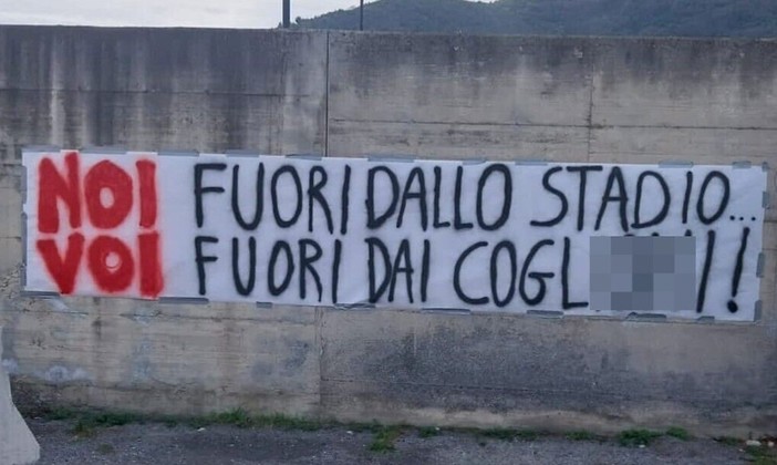 Calcio, Albenga. Prosegue la protesta dei tifosi: "Noi fuori dallo stadio, voi fuori dai cogl**oni"
