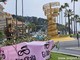 Giro d'Italia. Il "Trofeo Senza Fine" diventa simbolo di Andora, inaugurata stamane la maxi installazione (VIDEO)