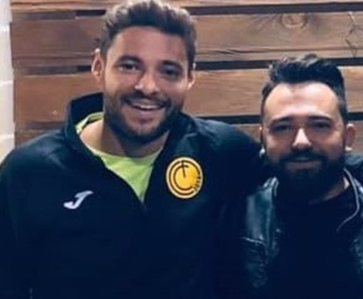 Il Presidente del Cervo FC Denis Muca tra l'attaccante Ermes Scaburri e il centrocampista Guido Balbo (foto tratta dalla Pagina Facebook del club)